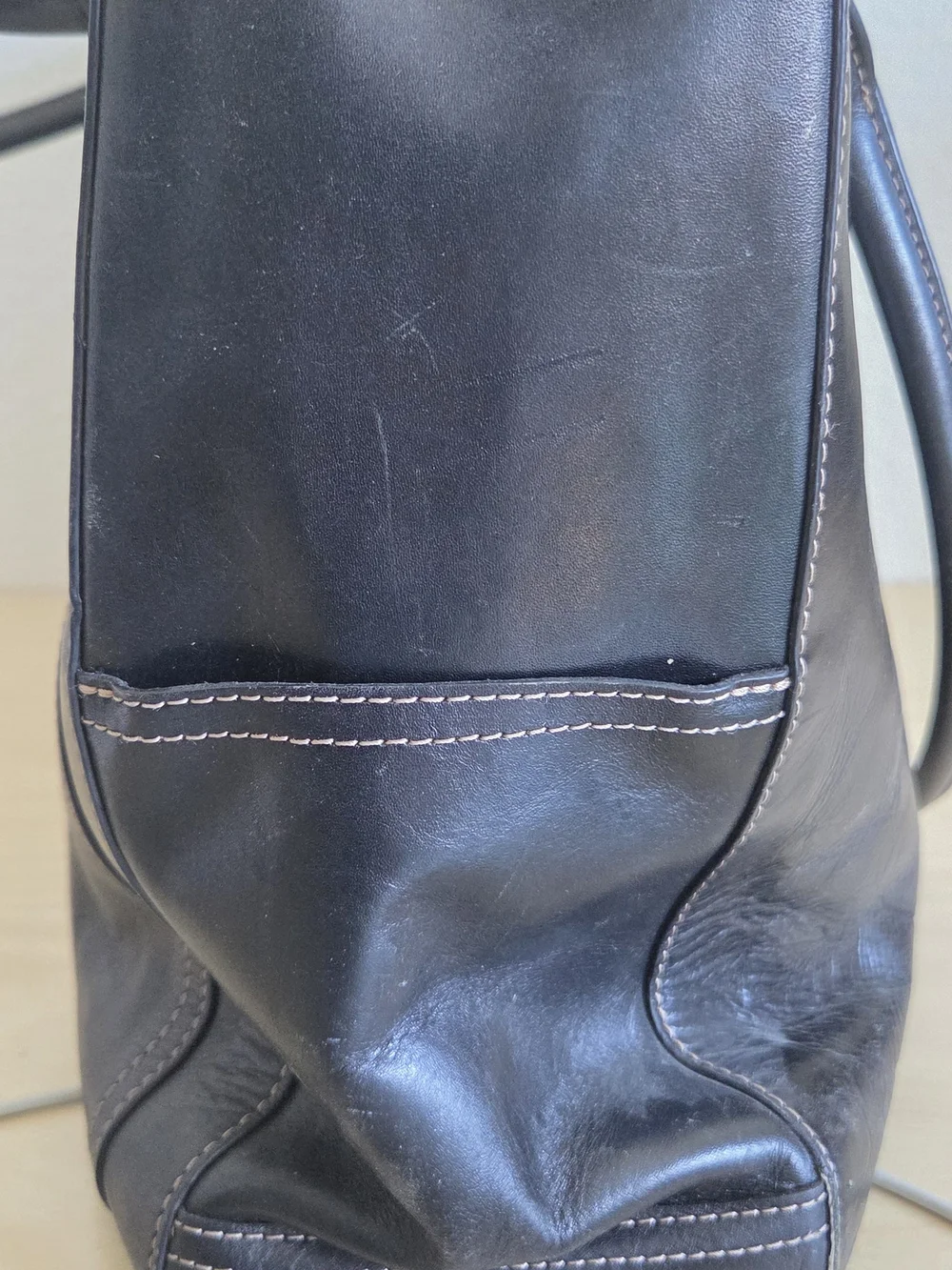 Fossil Black Leather Tote Bag with Contrast Stitching